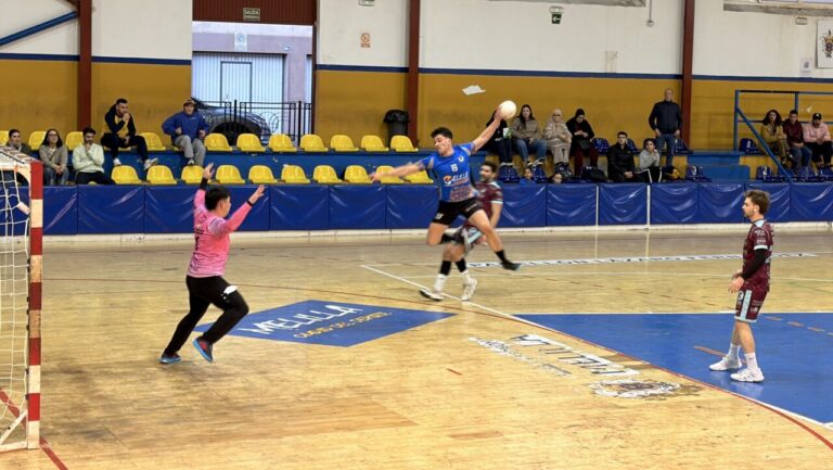 Jugadores de balonmano en acción durante un partido en Melilla.