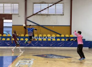 Jugador del Melilla Balonmano lanzando en un partido contra Antequera