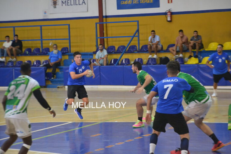 Jugadores del Club Melilla Balonmano en un partido contra BM Bolaños.