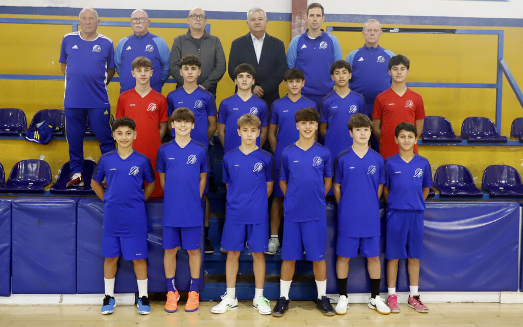Equipo de fútbol sala Sub-14 de Melilla posando en el pabellón
