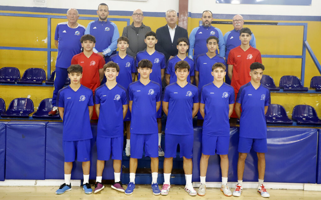 Equipo de fútbol sala Sub-16 de Melilla posando en el pabellón