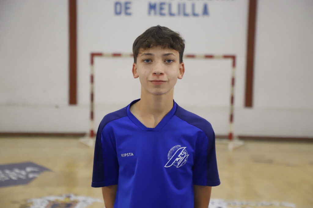 Jugador de fútbol sala de Melilla en uniforme azul en un pabellón deportivo