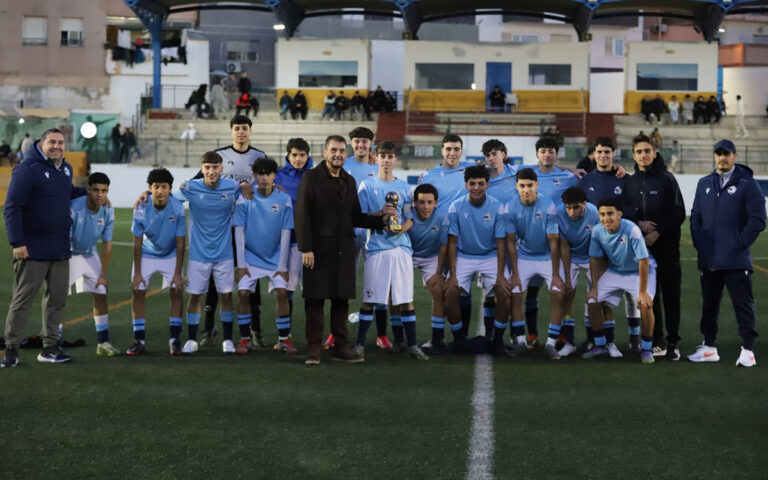 Equipo juvenil del Melilla City posando con su trofeo de campeón