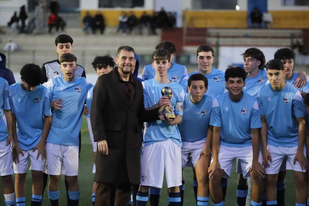 Equipo de fútbol juvenil de Melilla con su trofeo de campeón