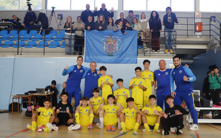 Equipo Sub-14 de Melilla posando con su bandera en el debut del CESA