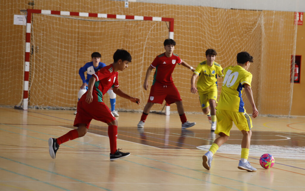 Jugadores de fútbol sala en un partido del CESA Sub-14 y Sub-16