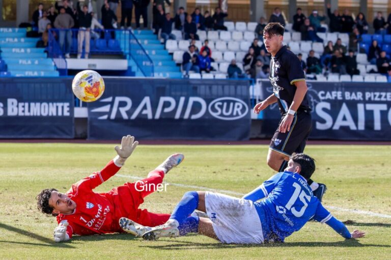 Portero de U.D. Melilla en acción durante el partido contra Unión Atlético Malacitano.