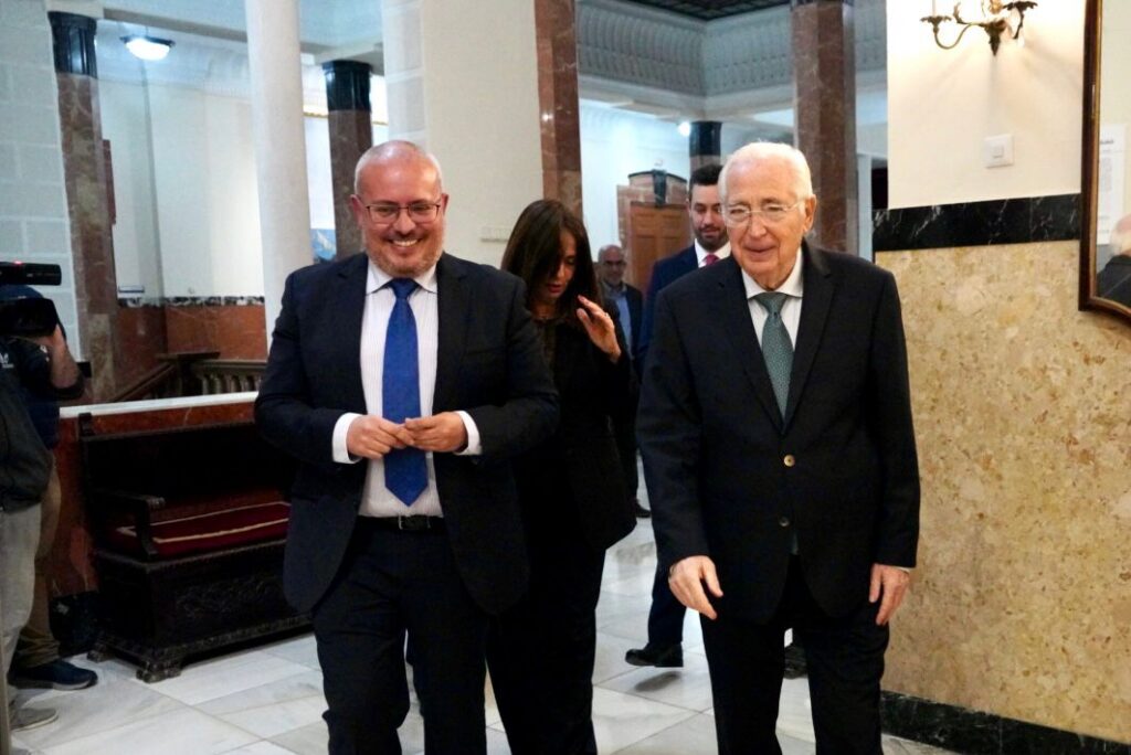 Personas caminando en un evento relacionado con la judería de Melilla