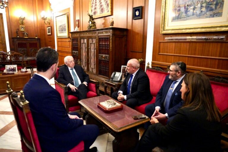 Reunión sobre la judería viva de Melilla con varios representantes.