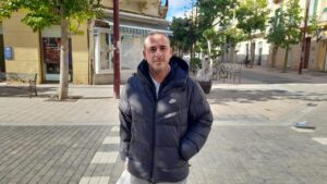 Hombre en la calle de Melilla hablando sobre precios de alimentos