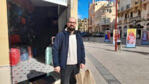 Hombre en la calle de Melilla con bolsa de compras