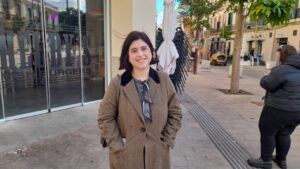 Mujer sonriendo frente a un restaurante en Melilla