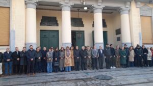 Grupo de personas en Melilla mostrando solidaridad con víctimas de tragedia ferroviaria