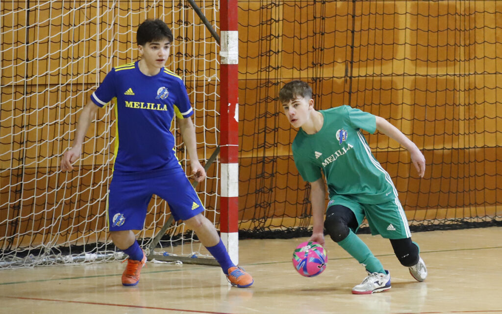 Jugadores de fútbol sala de Melilla en acción durante un partido