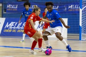 Jugadoras de fútbol sala compitiendo en un partido en Melilla