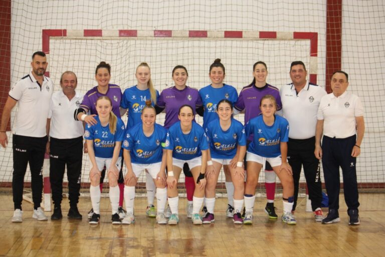 Equipo femenino del Melilla Torreblanca posando en el pabellón