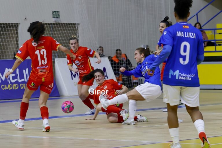 Jugadoras del Melilla Torreblanca compiten en un partido de fútbol sala femenino