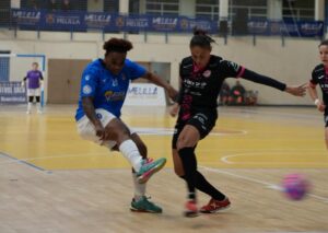 Jugadores de fútbol sala en acción durante un partido en Melilla.