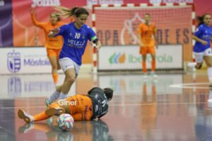 Jugadora del Melilla Torreblanca en acción durante un partido de fútbol sala