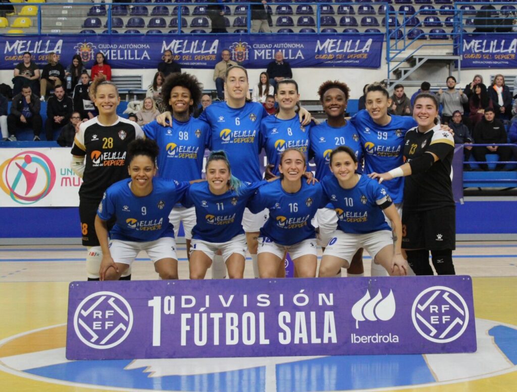 Equipo femenino Melilla Torreblanca posando tras victoria en fútbol sala