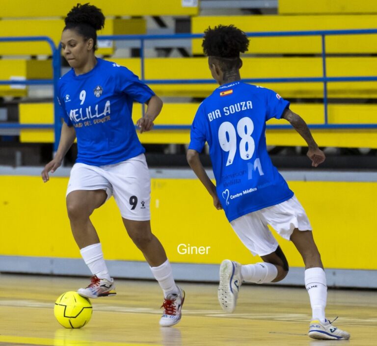 Jugadoras del Melilla Torreblanca en acción durante un partido de fútbol sala
