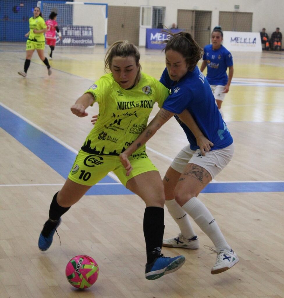 Jugadoras compitiendo en un partido de fútbol sala entre Melilla Torreblanca y Nueces de Ronda