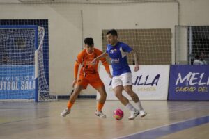 Jugadores compitiendo en un partido de fútbol sala en Melilla
