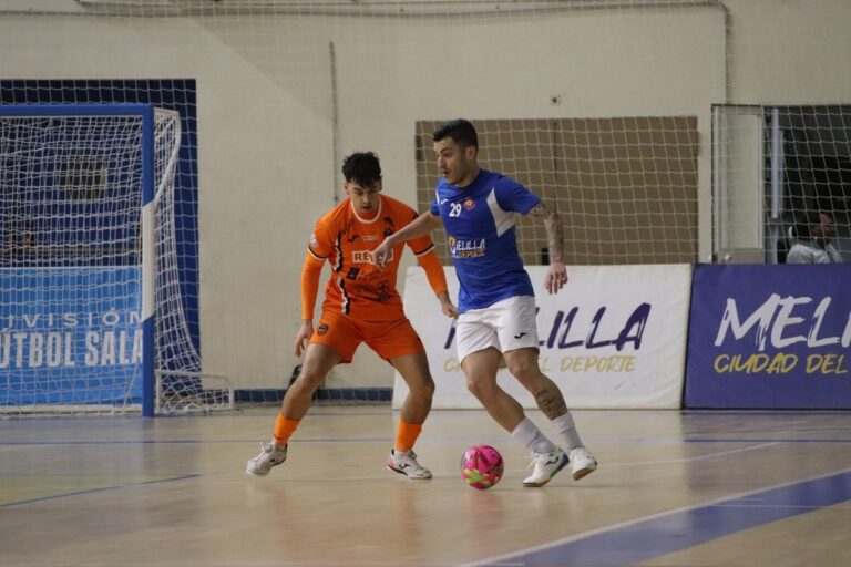 Jugadores compitiendo en un partido de fútbol sala en Melilla