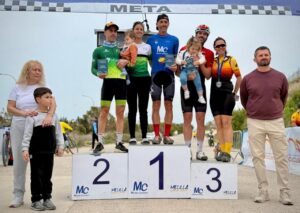 Participantes del VII Memorial Julio César Flores BTT en el podio de premiación