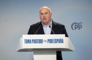 Miguel Tellado hablando sobre la crisis ferroviaria en Teruel