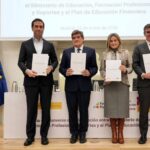 Representantes del Ministerio de Educación y otras instituciones firmando un acuerdo