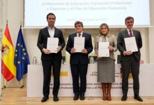 Representantes del Ministerio de Educación y otras instituciones firmando un acuerdo