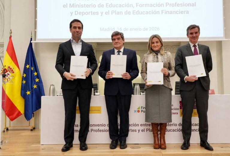 Representantes del Ministerio de Educación y otras instituciones firmando un acuerdo