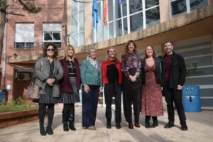 Grupo de mujeres posando en un evento al aire libre