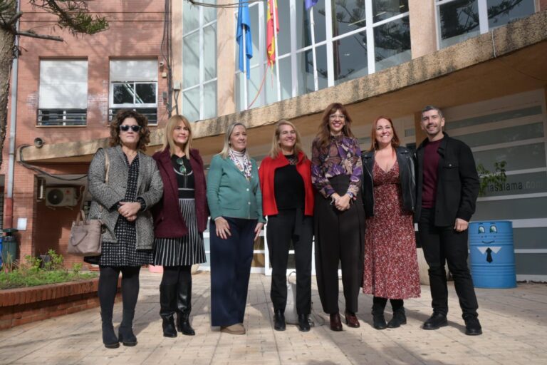 Grupo de mujeres posando en un evento al aire libre