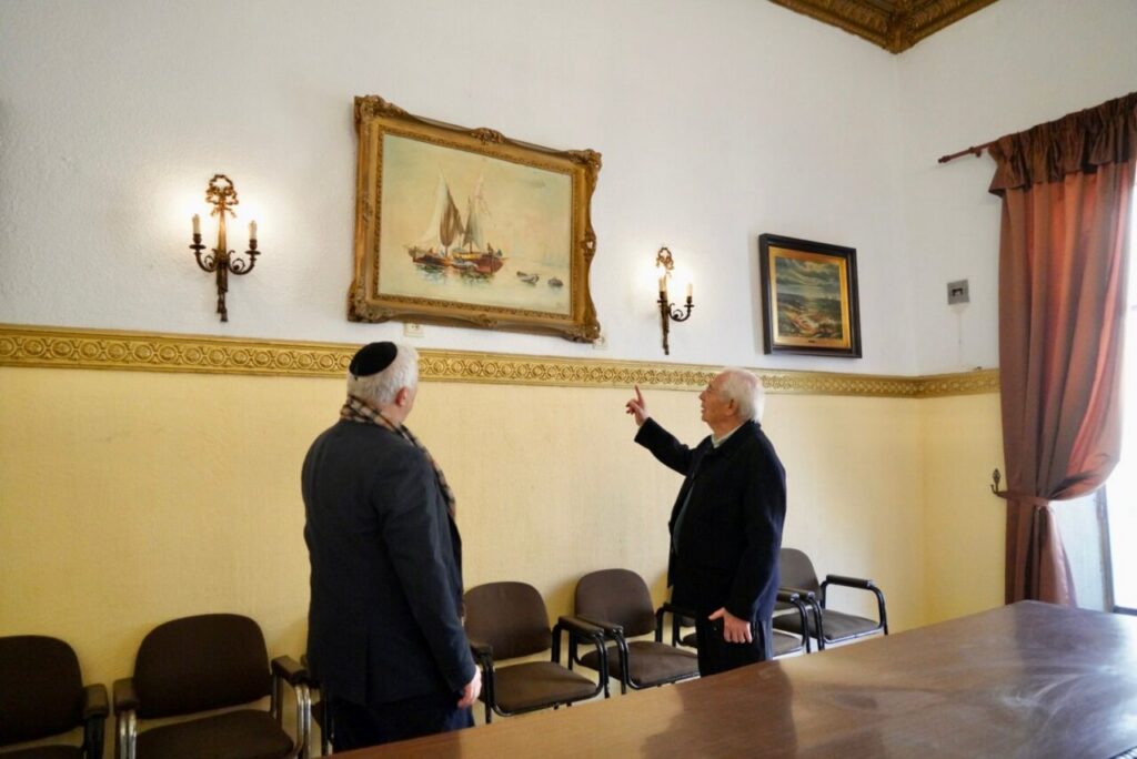 Dos personas observando obras de arte en el Casino Español de Melilla