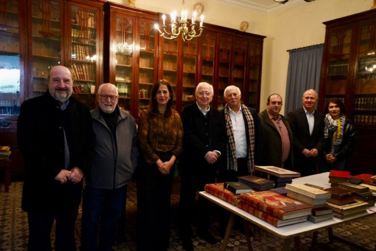 Grupo de personas en la biblioteca del Casino Español en Melilla