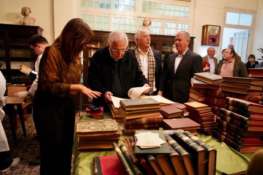 Personas revisando libros en el futuro Museo Arrabal en Melilla