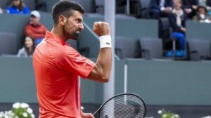 Novak Djokovic celebrando un punto en un torneo de tenis