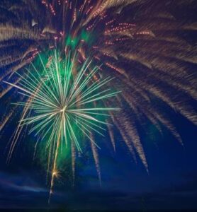 Fuegos artificiales iluminando el cielo durante un evento festivo.