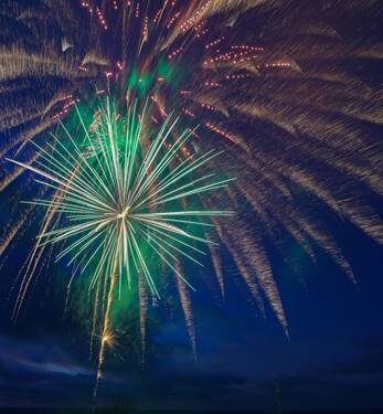 Fuegos artificiales iluminando el cielo durante un evento festivo.
