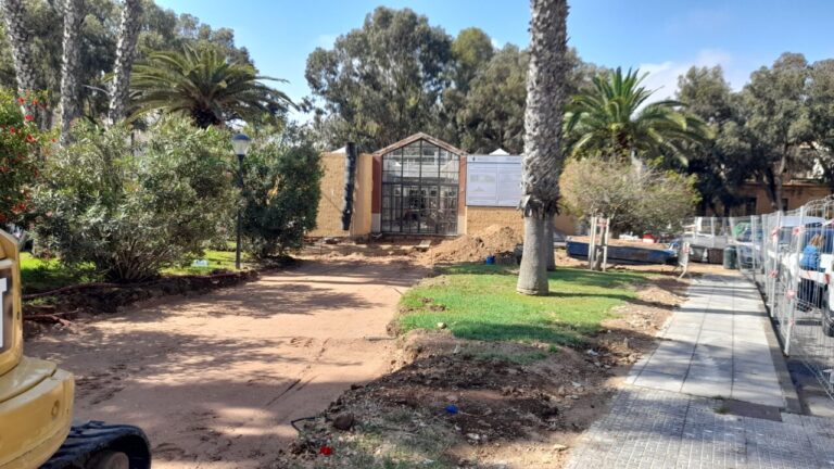 Construcción del tanatorio municipal en Melilla con jardines y maquinaria