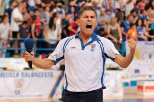 Óscar Giménez animando un evento deportivo en Melilla