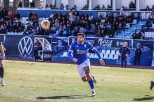 Óscar Lorenzo corriendo en el campo durante su debut con la U.D. Melilla