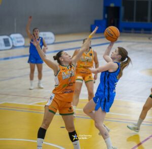 Jugadoras de baloncesto compitiendo en un partido en el Pabellón Municipal.