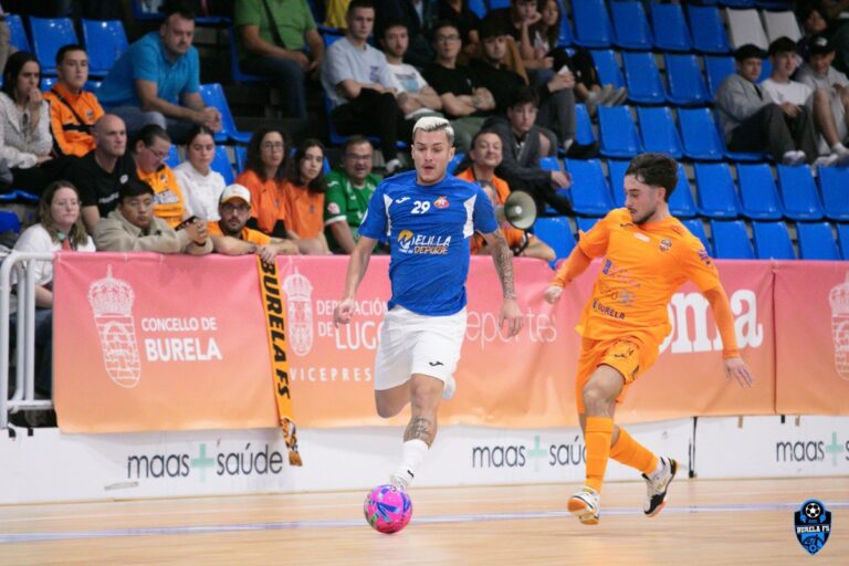 Jugadores del C.D. Melistar y Burela F.S. en un partido de fútbol sala