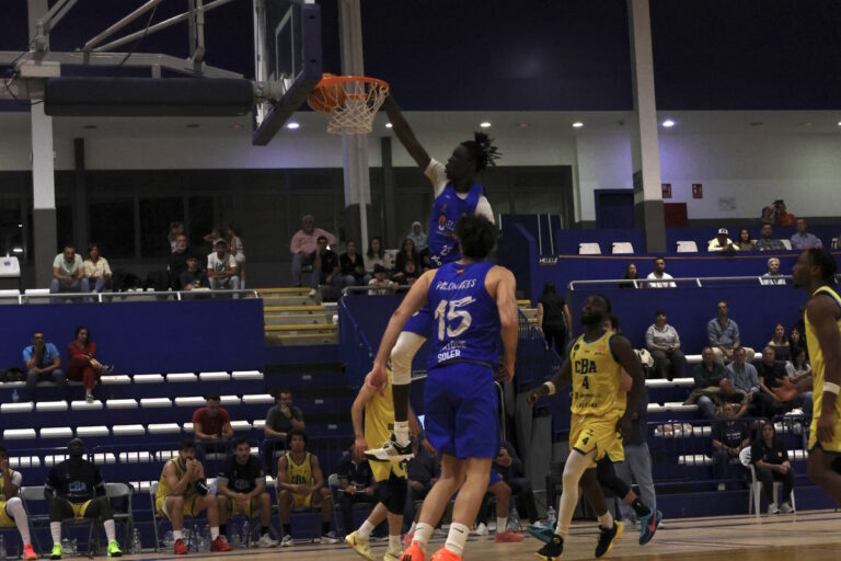 Jugadores de baloncesto en un partido emocionante en la cancha