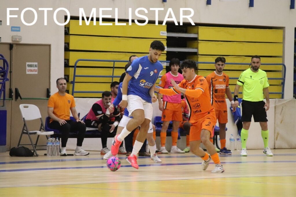 Jugadores en un partido de fútbol sala, uno en camiseta azul y otro en naranja.