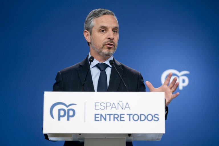 Vicesecretario de Hacienda del PP hablando en rueda de prensa