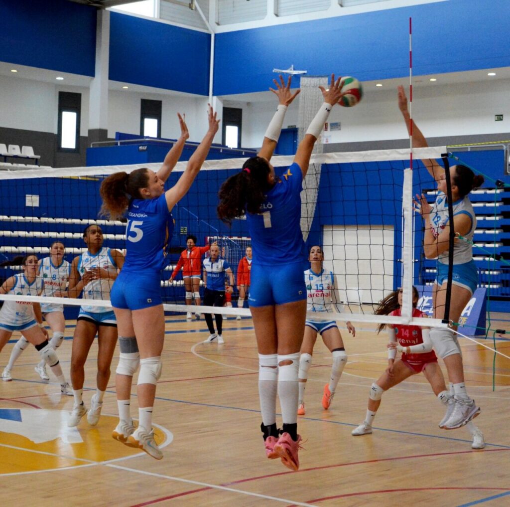 Jugadoras de voleibol en acción durante un partido emocionante